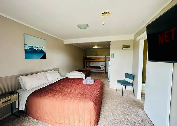 The Crossing Lodge & Backpackers