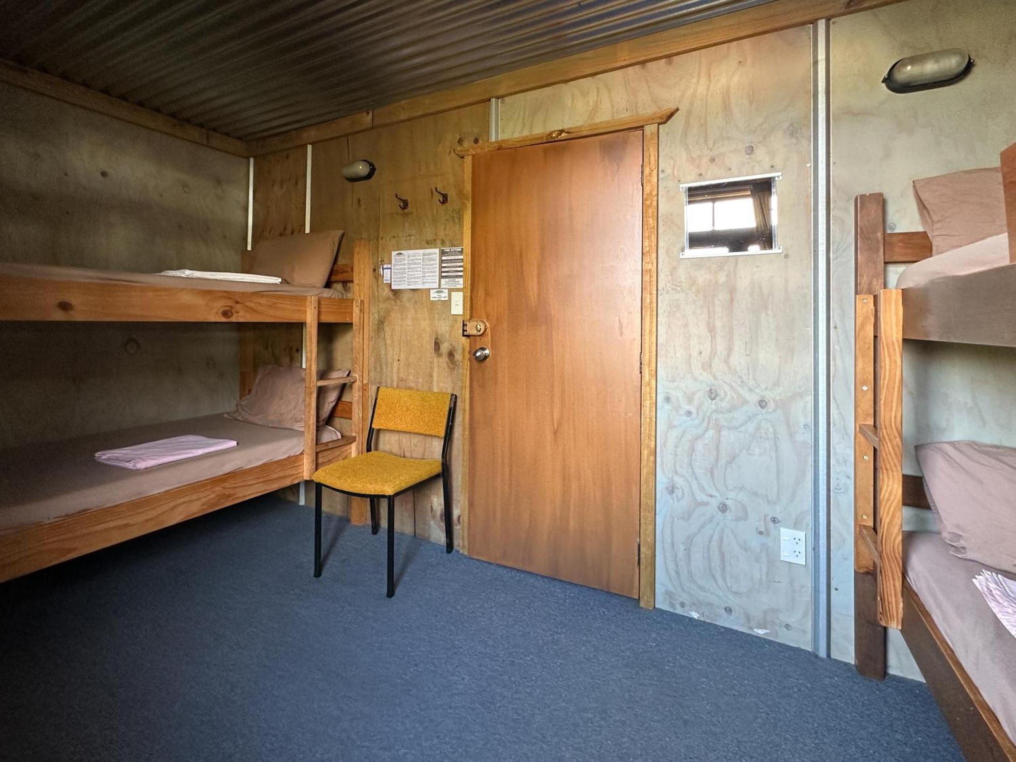 Hostel The Crossing & Backpackers *