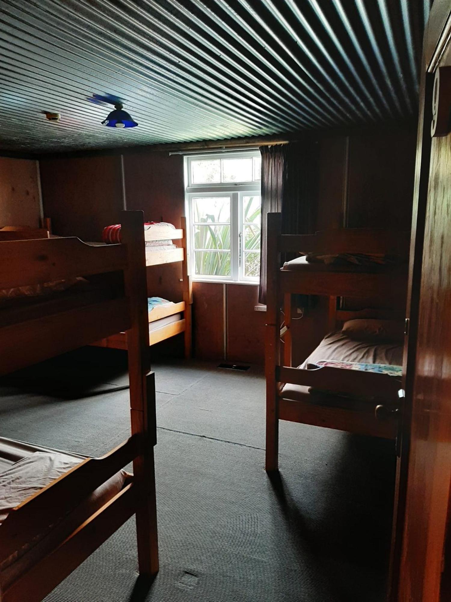 Hostel The Crossing & Backpackers