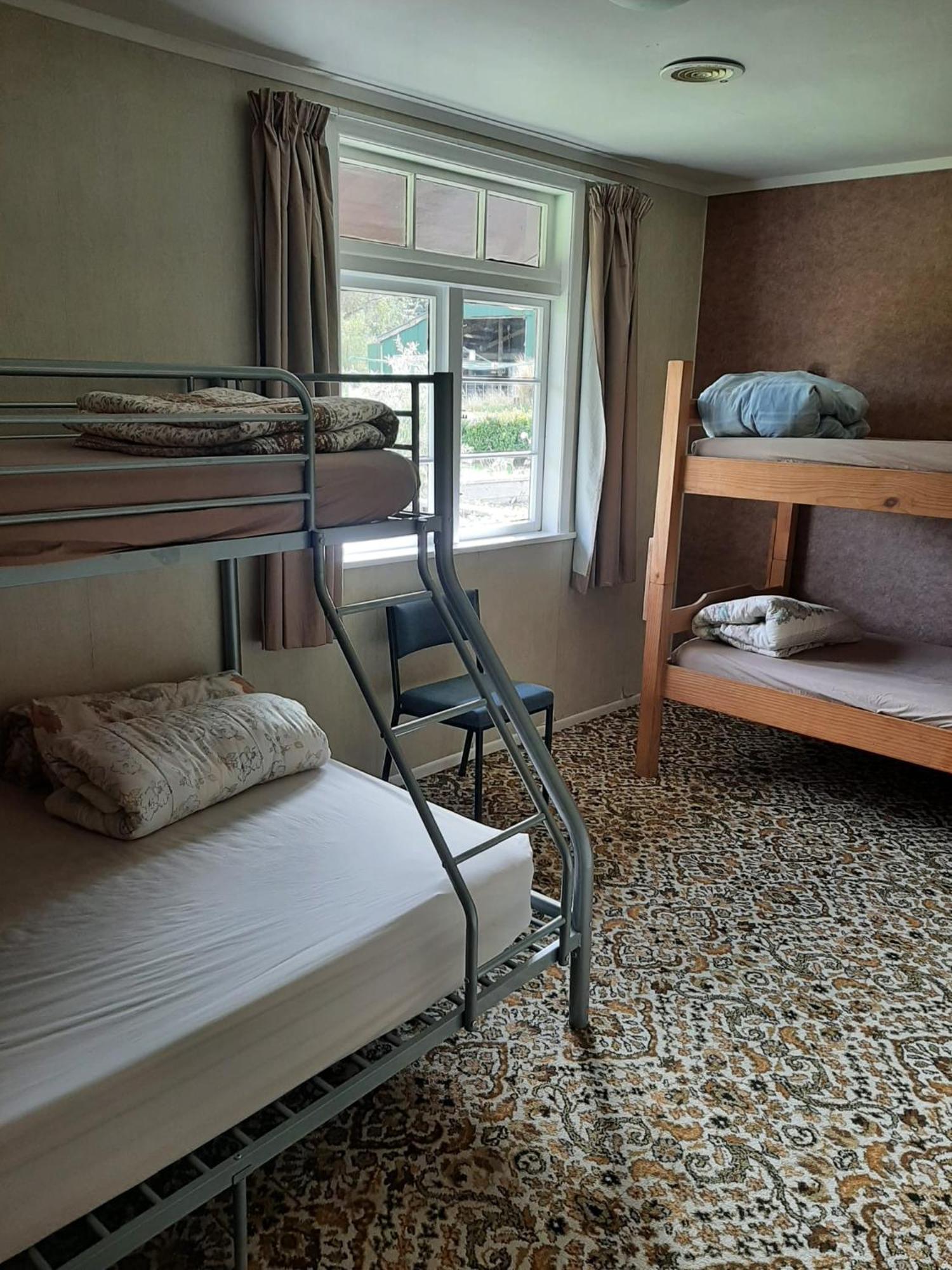 The Crossing & Backpackers Hostel *