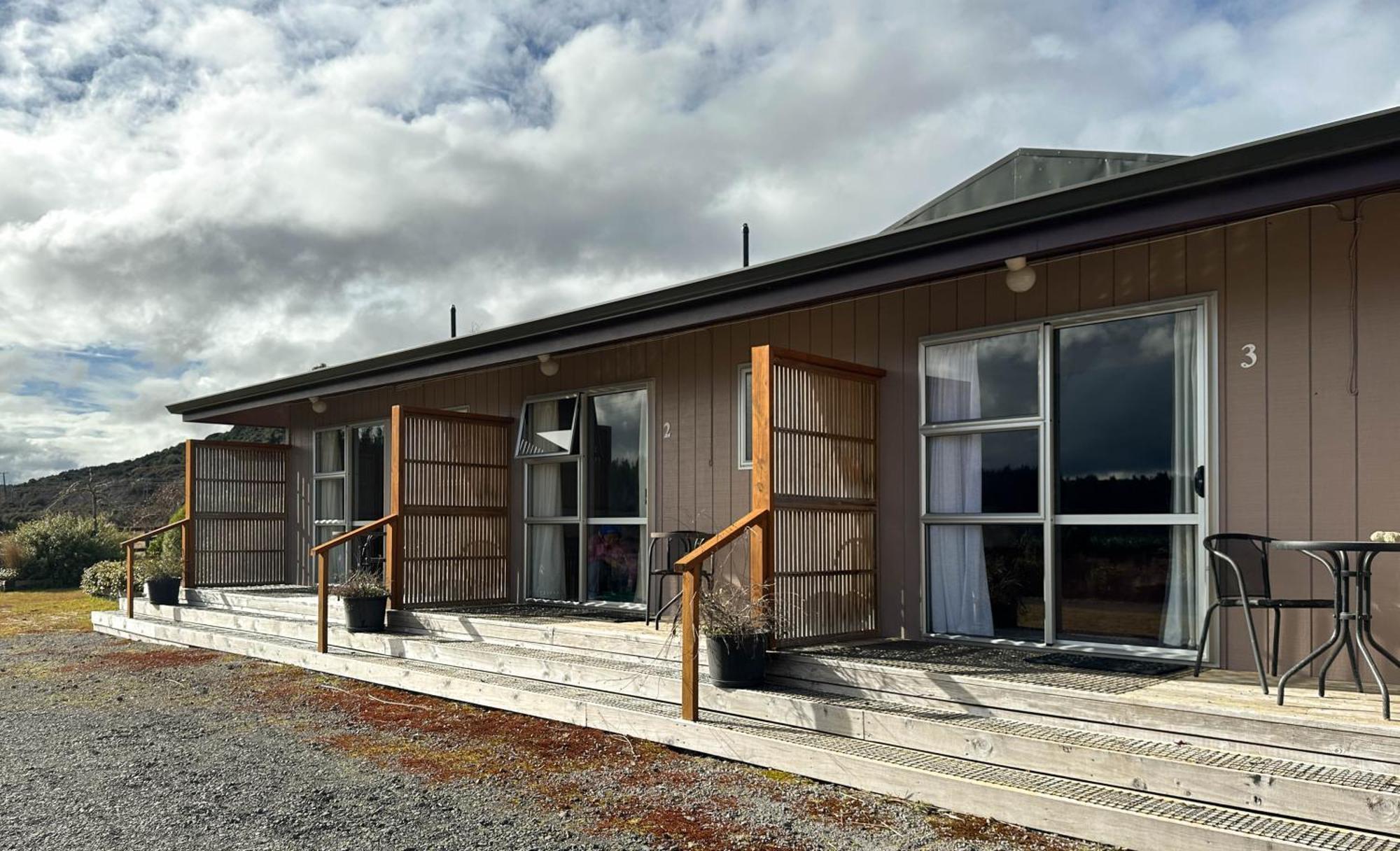 The Crossing & Backpackers Hostel *