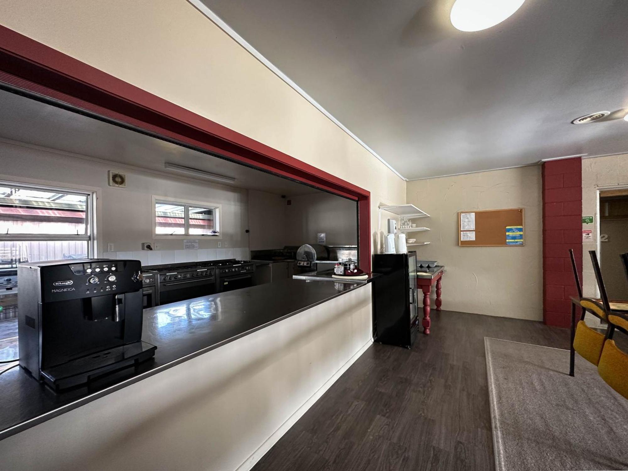 The Crossing & Backpackers Hostel Erua