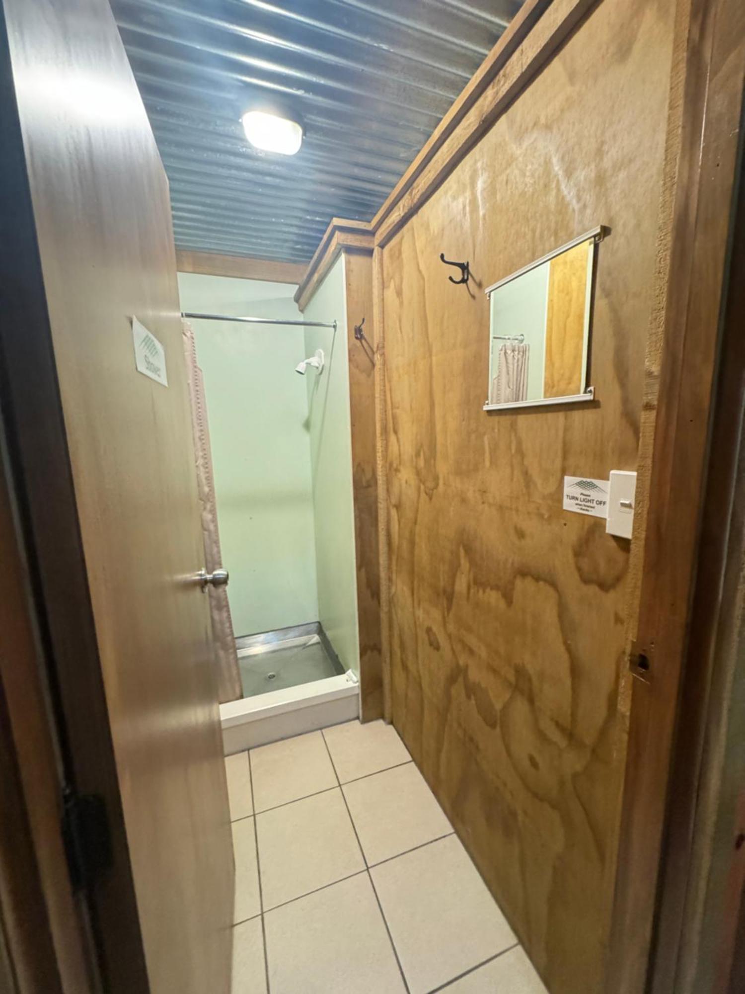 The Crossing & Backpackers Hostel *