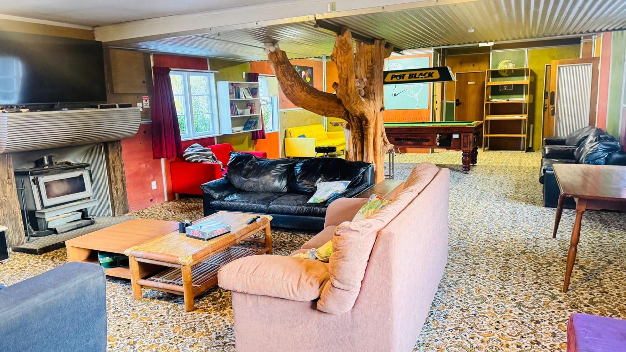 The Crossing & Backpackers Hostel *