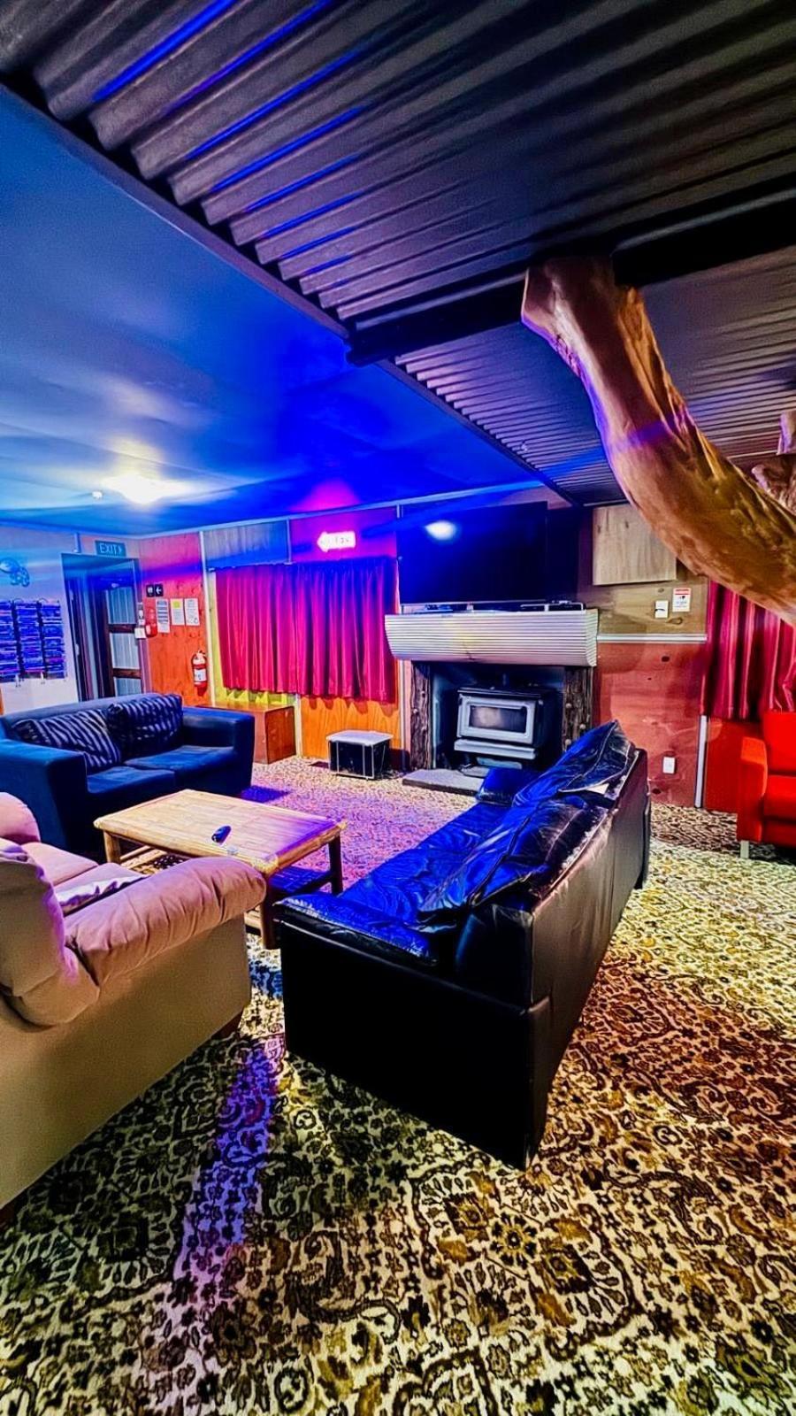Hostel The Crossing & Backpackers