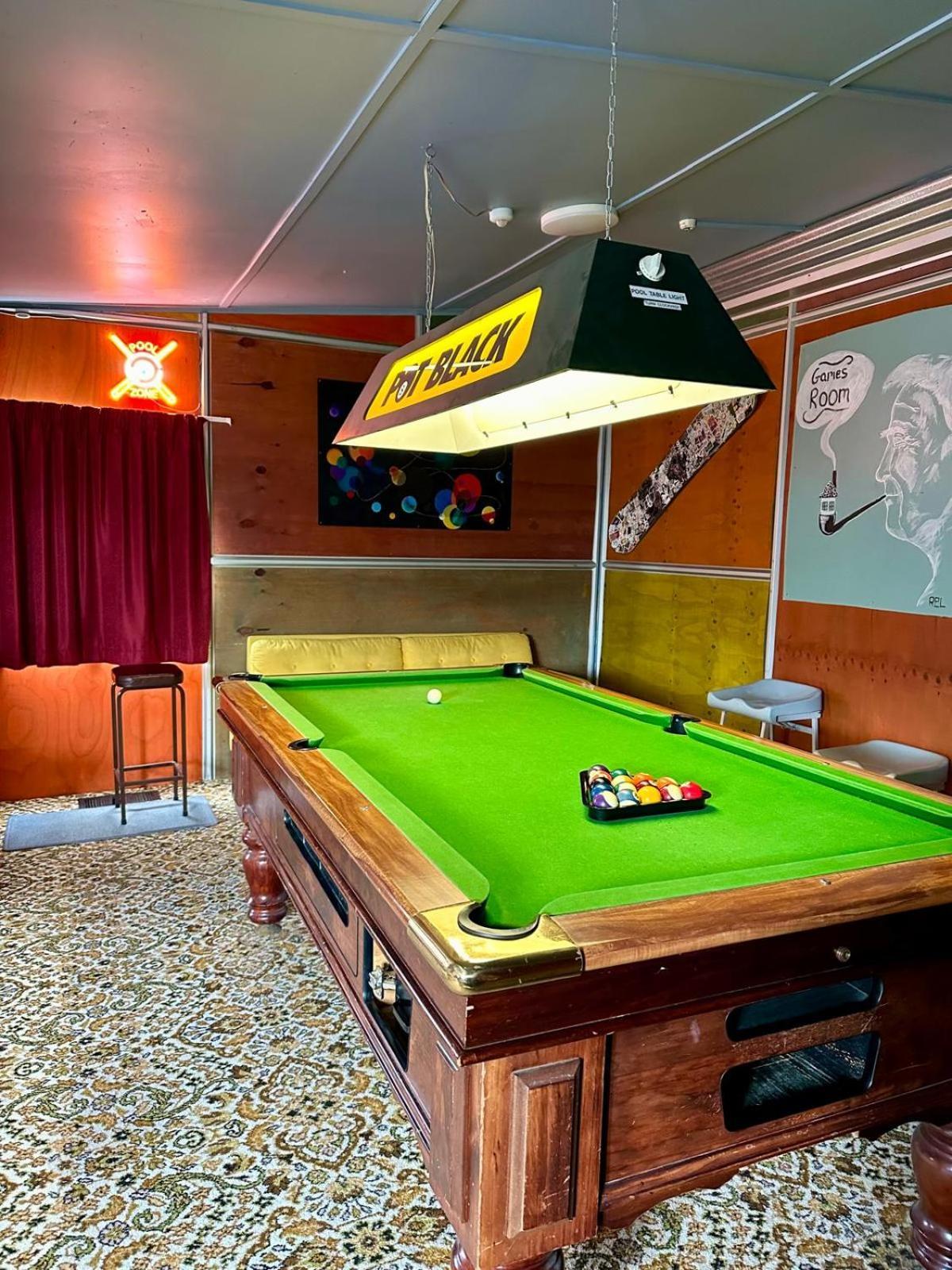 The Crossing & Backpackers Hostel *