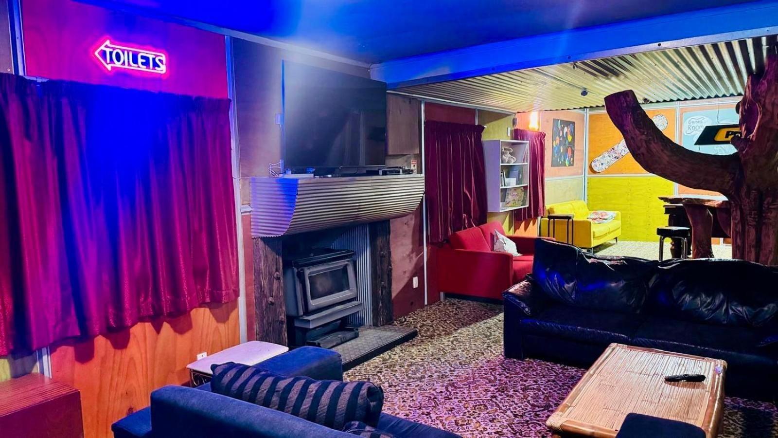 The Crossing & Backpackers Hostel Erua